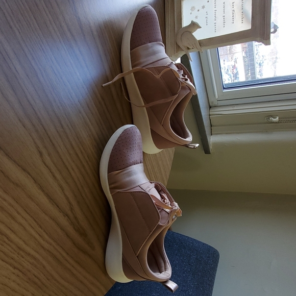 Shoes- EUC - Picture 6 of 6